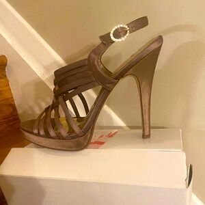 Open heels sandals bronze color.